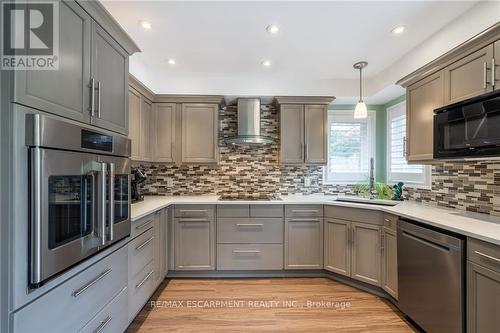 15 Pinecreek Road, Hamilton (Waterdown), ON - Indoor Photo Showing Kitchen With Upgraded Kitchen