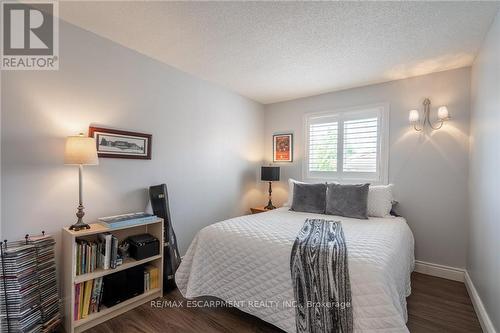 15 Pinecreek Road, Hamilton (Waterdown), ON - Indoor Photo Showing Bedroom