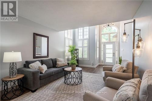 15 Pinecreek Road, Hamilton (Waterdown), ON - Indoor Photo Showing Living Room