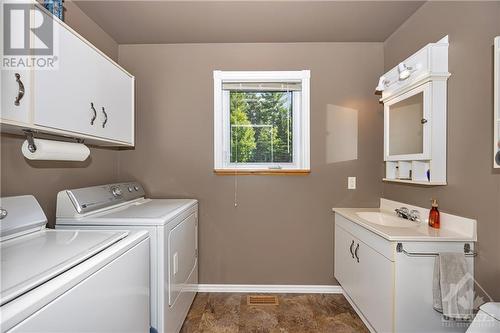 34009 Highway 41 Highway, Eganville, ON - Indoor Photo Showing Laundry Room