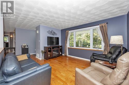 34009 Highway 41 Highway, Eganville, ON - Indoor Photo Showing Living Room