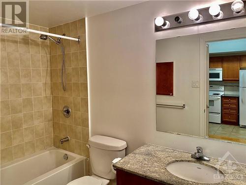 445 Laurier Avenue W Unit#1803, Ottawa, ON - Indoor Photo Showing Bathroom