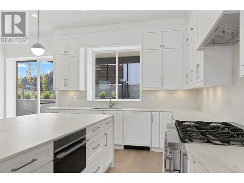 1955 Harris Drive, Penticton, BC - Indoor Photo Showing Kitchen With Upgraded Kitchen