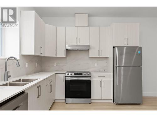 1955 Harris Drive, Penticton, BC - Indoor Photo Showing Kitchen With Double Sink With Upgraded Kitchen