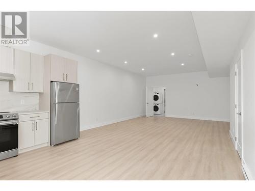 1955 Harris Drive, Penticton, BC - Indoor Photo Showing Kitchen