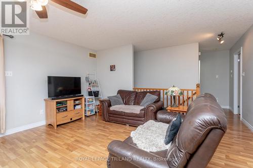 76 Shaw Boulevard, Central Elgin (Lynhurst), ON - Indoor Photo Showing Living Room