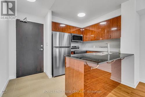 2205 - 5791 Yonge Street, Toronto (Newtonbrook East), ON - Indoor Photo Showing Kitchen