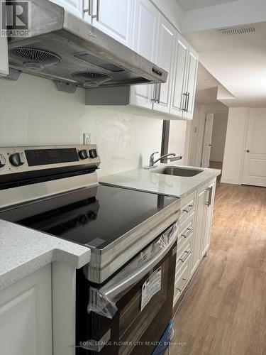 7227 Para Pl (Basement Aptt), Mississauga (Meadowvale Village), ON - Indoor Photo Showing Kitchen