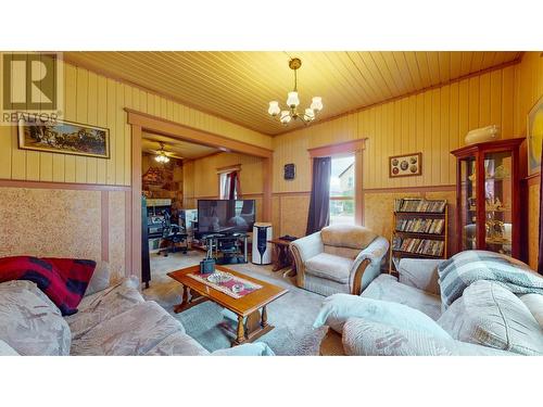 203 4Th  S Avenue, Cranbrook, BC - Indoor Photo Showing Living Room