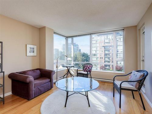 508-751 Fairfield Rd, Victoria, BC - Indoor Photo Showing Living Room