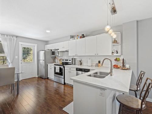 16-1970 Braeview Place, Kamloops, BC - Indoor Photo Showing Kitchen With Double Sink