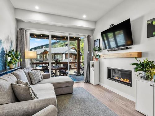 43-1240 Alpine Road, Sun Peaks, BC - Indoor Photo Showing Living Room With Fireplace