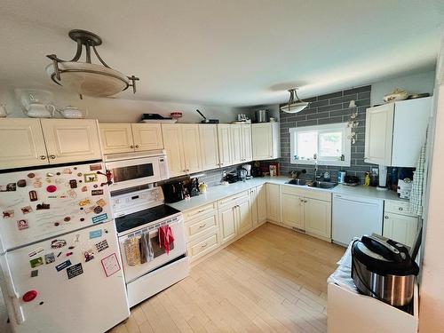 653 Sydney Ave, Kamloops, BC - Indoor Photo Showing Kitchen With Double Sink