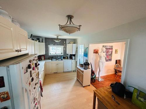 653 Sydney Ave, Kamloops, BC - Indoor Photo Showing Kitchen