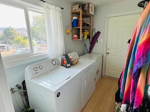 653 Sydney Ave, Kamloops, BC - Indoor Photo Showing Laundry Room