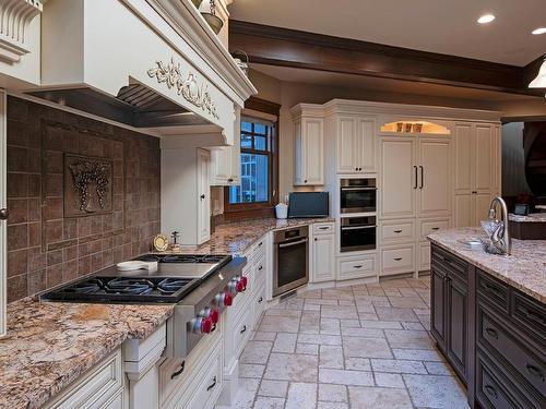 2622 Thompson Drive, Kamloops, BC - Indoor Photo Showing Kitchen With Upgraded Kitchen