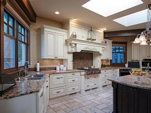 2622 Thompson Drive, Kamloops, BC - Indoor Photo Showing Kitchen With Double Sink