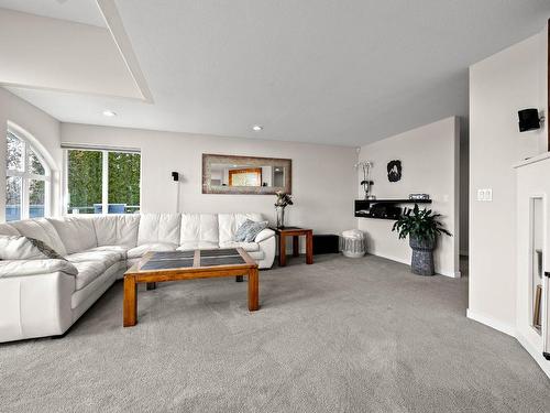 2015 High Country Blvd, Kamloops, BC - Indoor Photo Showing Living Room