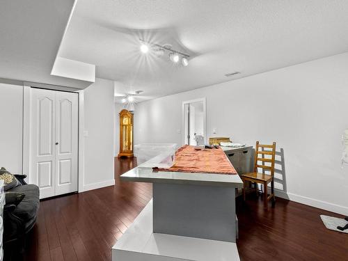 2015 High Country Blvd, Kamloops, BC - Indoor Photo Showing Kitchen