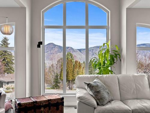 2015 High Country Blvd, Kamloops, BC - Indoor Photo Showing Living Room