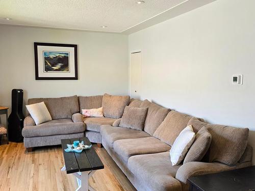 160 Pump Road, Kamloops, BC - Indoor Photo Showing Living Room