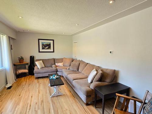 160 Pump Road, Kamloops, BC - Indoor Photo Showing Living Room