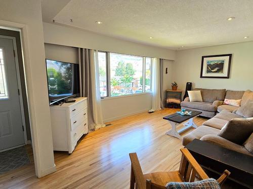 160 Pump Road, Kamloops, BC - Indoor Photo Showing Living Room