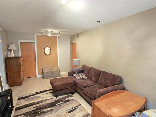 160 Pump Road, Kamloops, BC - Indoor Photo Showing Living Room