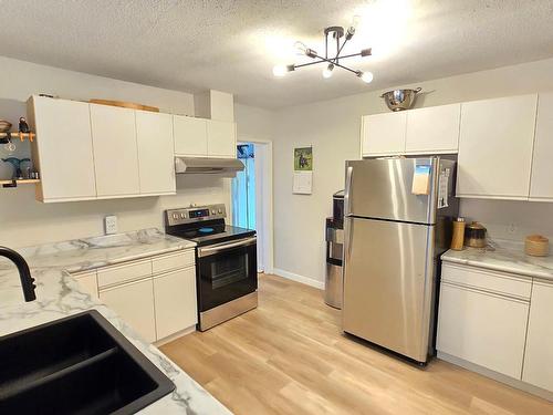 160 Pump Road, Kamloops, BC - Indoor Photo Showing Kitchen