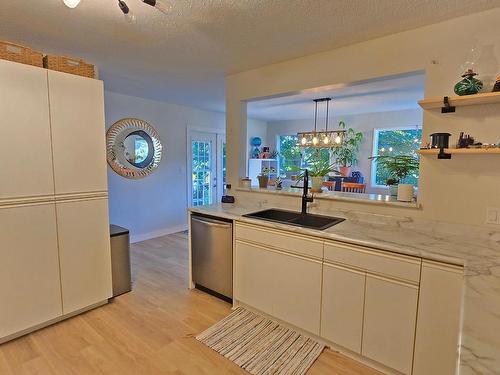 160 Pump Road, Kamloops, BC - Indoor Photo Showing Kitchen With Double Sink