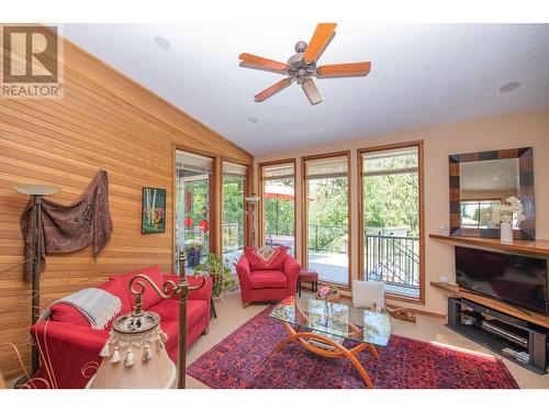 605 Larkspur, Vernon, BC - Indoor Photo Showing Living Room