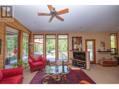 605 Larkspur, Vernon, BC - Indoor Photo Showing Living Room