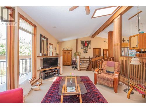 605 Larkspur, Vernon, BC - Indoor Photo Showing Living Room