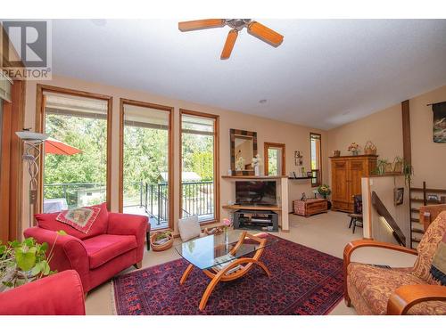 605 Larkspur, Vernon, BC - Indoor Photo Showing Living Room