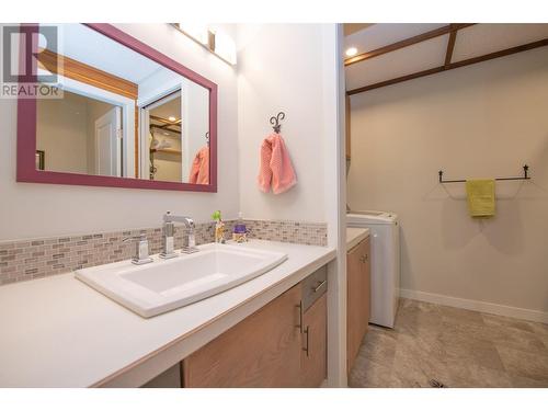 605 Larkspur, Vernon, BC - Indoor Photo Showing Bathroom