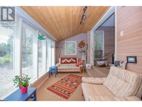 605 Larkspur, Vernon, BC - Indoor Photo Showing Living Room