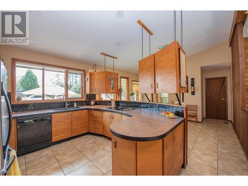 605 Larkspur, Vernon, BC - Indoor Photo Showing Kitchen With Double Sink