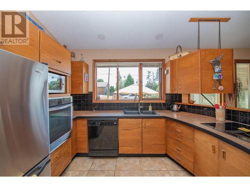 605 Larkspur, Vernon, BC - Indoor Photo Showing Kitchen With Double Sink