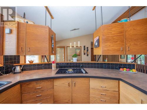 605 Larkspur, Vernon, BC - Indoor Photo Showing Kitchen