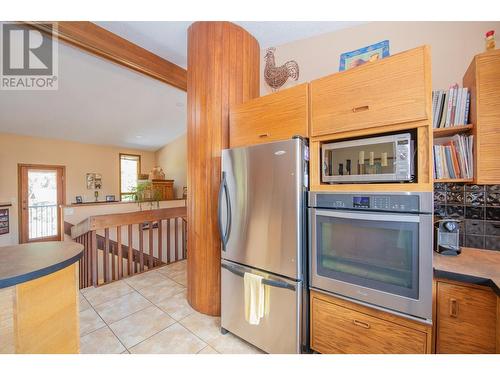 605 Larkspur, Vernon, BC - Indoor Photo Showing Kitchen