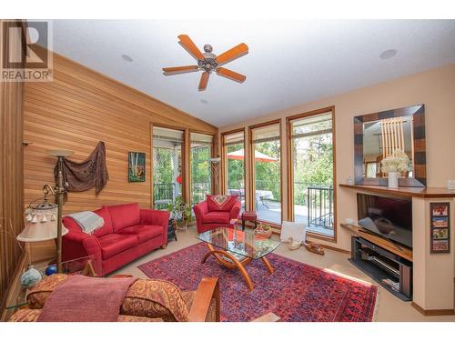 605 Larkspur, Vernon, BC - Indoor Photo Showing Living Room