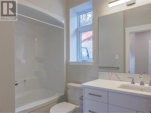 2752 Hawthorn Drive, Penticton, BC - Indoor Photo Showing Bathroom