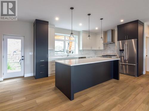 2752 Hawthorn Drive, Penticton, BC - Indoor Photo Showing Kitchen With Upgraded Kitchen