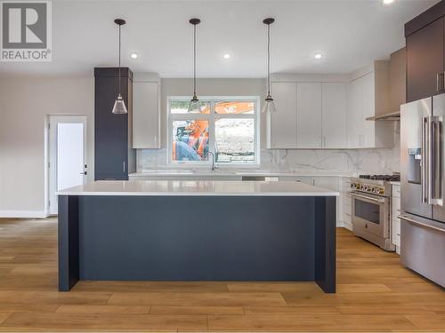 2752 Hawthorn Drive, Penticton, BC - Indoor Photo Showing Kitchen With Upgraded Kitchen