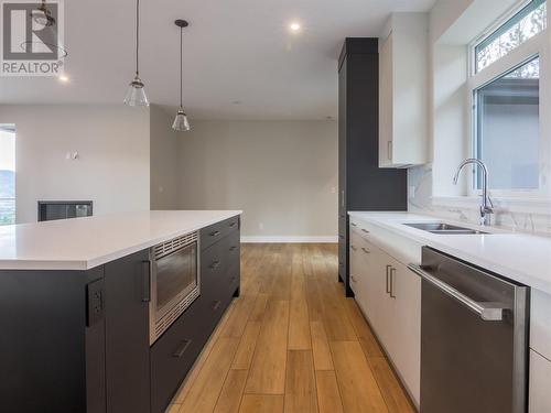 2752 Hawthorn Drive, Penticton, BC - Indoor Photo Showing Kitchen With Double Sink With Upgraded Kitchen