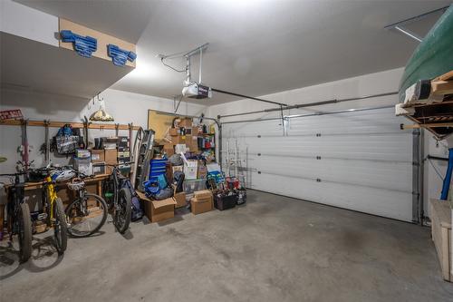 101-2002 Quebec Street, Penticton, BC - Indoor Photo Showing Garage