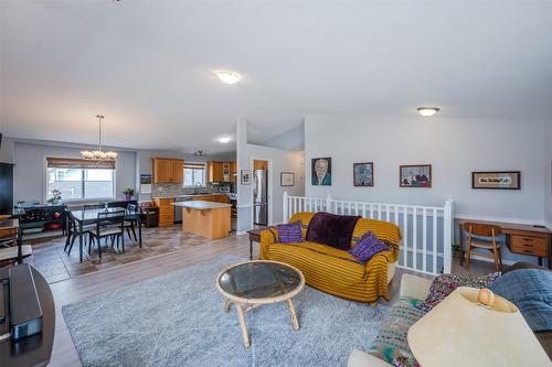 101-2002 Quebec Street, Penticton, BC - Indoor Photo Showing Living Room