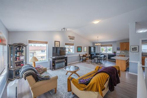 101-2002 Quebec Street, Penticton, BC - Indoor Photo Showing Living Room