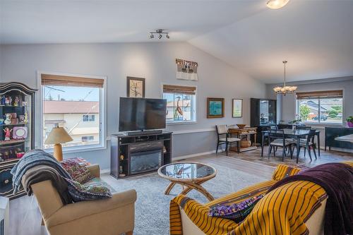 101-2002 Quebec Street, Penticton, BC - Indoor Photo Showing Living Room