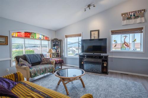 101-2002 Quebec Street, Penticton, BC - Indoor Photo Showing Living Room